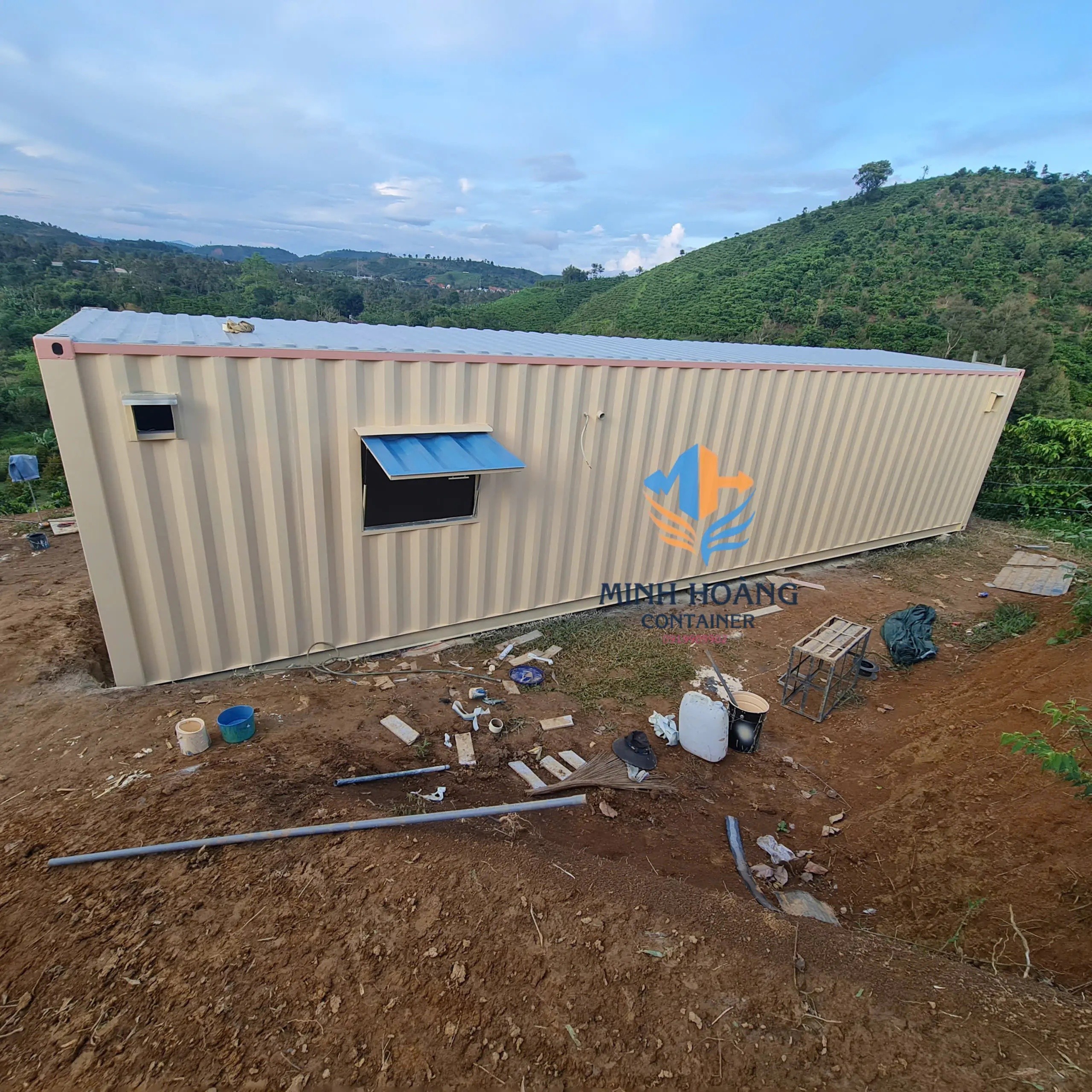 Container Văn Phòng 40 Feet Trắng – Cửa Đại Xanh Dương: Giải Pháp Không Gian Lưu Động Hoàn Hảo Cho Mọi Địa Hình